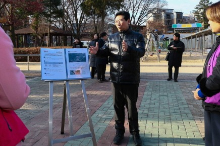 [크기변환]3-3. 9일 오전 능원초에서 이상일 시장이 정문 승하차베이 조성 구역을 점검하고 있다.jpg