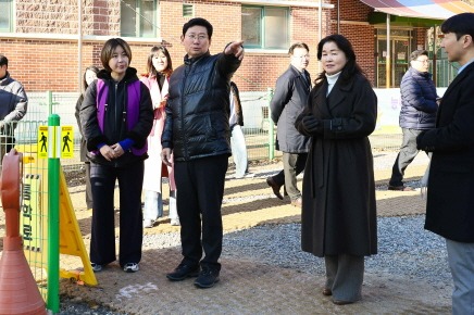 [크기변환]3-4. 9일 오전 능원초에서 이상일 시장이 후문 통학로를 점검하고 있다.jpg