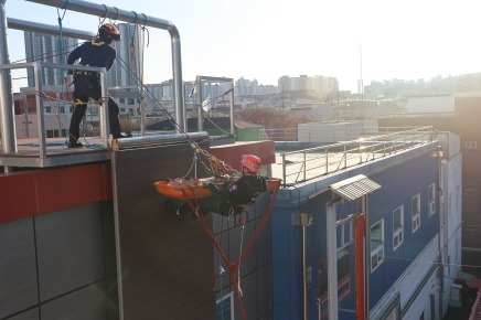 [크기변환]관련 사진(고층 로프 구조훈련).JPG