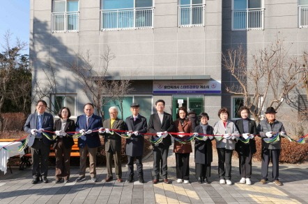 [크기변환]4-1. 이상일 용인특례시장이 9일 ‘스마트 경로당 개소식’에서 테이프 커팅을 하고 있다..JPG