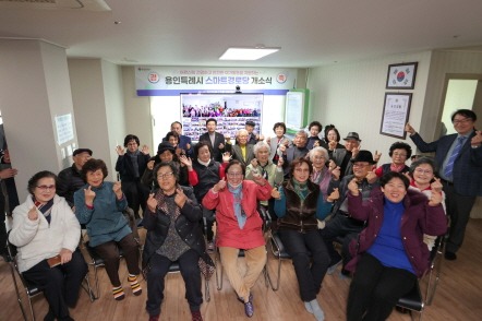 [크기변환]4-2. 이상일 용인특례시장이 9일 ‘스마트 경로당 개소식’에서 어르신들과 기념사진 촬영을 하고 있다..JPG