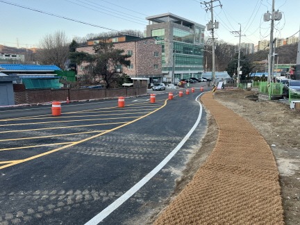 [크기변환]1. 용인특례시는 고기교~고기초 후문을 잇는 도로를 확장·정비했다고 밝혔다..jpg