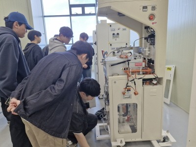 [크기변환](사진2) 교육생들이 PM(Process Module) 장비를 직접 보고 만지며 반도체 장비 구조에 대해 학습하고 있다.(용인시산업진흥원 제공).JPG