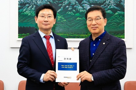 [크기변환]11-1. 이상일 용인특례시장(왼쪽)은 10일 신정훈 국회 행정안전위원회 위원장(오른쪽)에게 특례시장협의회 공동명의로 작성된 '특례시 지원에 관한 특별법 제정 촉구 건의문'을 전달했다.jpg