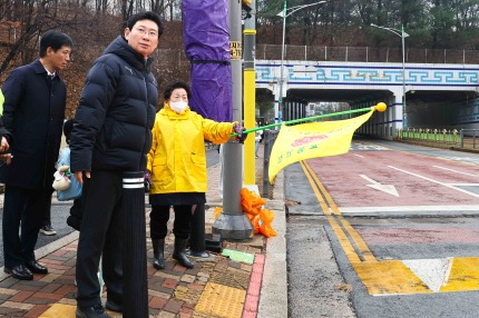 [크기변환]5-2. 이상일 용인특례시장이 11일 청덕초등학교 현장을 점검하고, 학교 관계자와 학부모와 교육환경 개선에 대한 의견을 나눴다..jpg