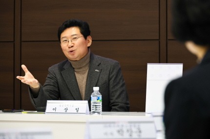 [크기변환]4-2. 11일 시청 접견실에서 이상일 시장이 우수 기업 선정을 축하하고 있다.jpg