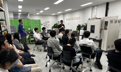 [크기변환](사진)용인시산업진흥원이 소공인스타트업 허브에서 직원 대상으로 장비(복합 항온항습챔버) 활용 교육을 실시하고 있다..jpg