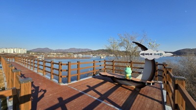 [크기변환]3-2. 용인특례시가 처인구 이동읍에 있는 이동저수지 둘레길 단절 구간 연결공사를 마무리했다..JPG