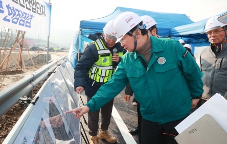 [크기변환]6-2. 이상일 용인특례시장은 11일 용인반도체클러스터 산업단지 주출입도로 공사현장을 방문했다.jpg