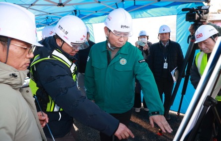[크기변환]6-4. 이상일 용인특례시장은 11일 용인반도체클러스터 연결도로 중 보개원삼로 확포장 공사 현장을 방문했다.jpg