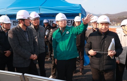 [크기변환]6-3. 이상일 용인특례시장은 11일 용인반도체클러스터 산업단지 주출입도로 공사현장을 방문했다.jpg