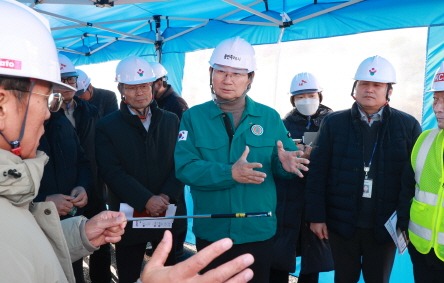 [크기변환]6-5. 이상일 용인특례시장은 11일 용인반도체클러스터 연결도로 중 보개원삼로 확포장 공사 현장을 방문했다.jpg