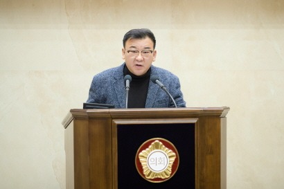 [크기변환]20251212 제297회 제2차 정례회 제4차 본회의-5분 자유발언-신민석 의원(1).jpg