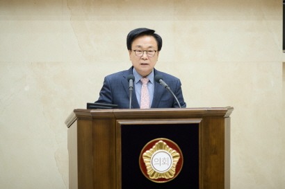 [크기변환]사진1. 김영식 용인특례시의원이 12일 열린 제297회 정례회 제4차 본회의에서 5분 자유발언을 하고 있다..jpg