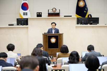 [크기변환]사진2. 김영식 용인특례시의원이 12일 열린 제297회 정례회 제4차 본회의에서 5분 자유발언을 하고 있다..jpg