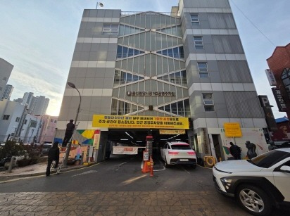 [크기변환]1-1. 용인특례시가 12일부터 안전상의 문제로 용인중앙시장 제2공영주차장 2층부터 5층까지 폐쇄조치를 내렸다..jpg