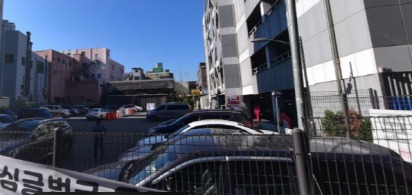 [크기변환]1-2. 용인특례시가 12일부터 안전상의 문제로 용인중앙시장 제2공영주차장 2층부터 5층까지 폐쇄조치를 내렸다..jpg