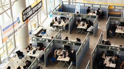 [크기변환]7-4. 14일 용인특례시청에서 ‘용인특례시 2026학년도 하반기 대학입시 박람회’가 열렸다.jpg