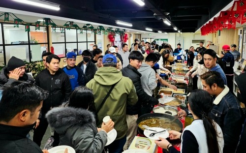 [크기변환]4. 음식을 나눠먹는 모습.jpg