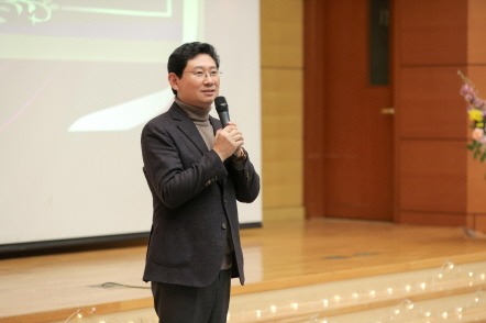 [크기변환]7-2. 이상일 용인특례시장은 15일 '2025년 지역 문화예술 발전 유공자 표창장 수여식'에 참석했다.JPG