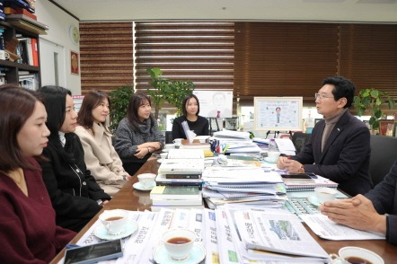[크기변환]8-1. 이상일 용인특례시장은 15일 시장실에서 기흥역세권에 거주하는 시민들과 만나 교육 현안을 논의했다..jpg