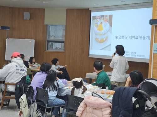 [크기변환]4. 지난 13~14일 용인농촌테마파크에서 농산물을 활용한 케이크 만들기 체험행사가 진행됐다.jpg