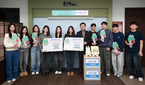 [크기변환]10-1. 한국외국인학교 봉사동아리 벌룬타스 소속 학생들이 15일 성금 300만원과 도서 100권을 기탁했다..jpg