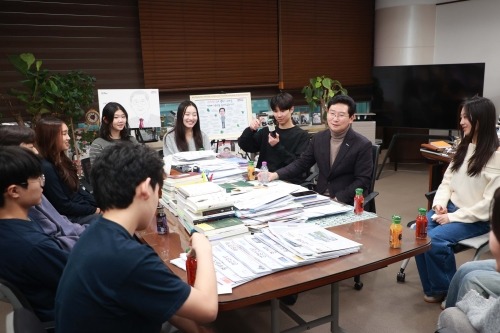 [크기변환]10-2. 한국외국인학교 봉사동아리 벌룬타스 소속 학생들이 15일 성금 300만원과 도서 100권을 기탁했다..jpg