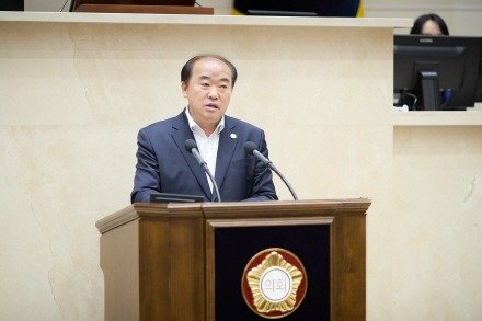 [크기변환]사진3. 용인특례시의회 김운봉 의원이 16일 열린 제298회 임시회 제1차 본회의에서 5분 자유발언을 하고 있다..jpg