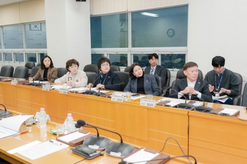 [크기변환]20251216 용인특례시의회 의원연구단체 용인, 축제를 eat(잇)다 연구회, 연구용역 최종보고회 개최(3).jpg