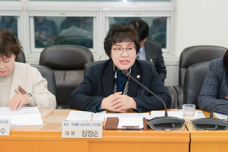 20251216 용인특례시의회 의원연구단체 용인, 축제를 eat(잇)다 연구회, 연구용역 최종보고회 개최(4).jpg