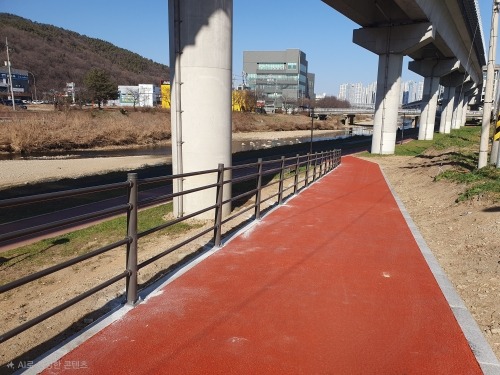 [크기변환]2. 용인특례시 처인구가 고림동 103-48번지 일대 경안천에 진입로를 조성했다..jpg