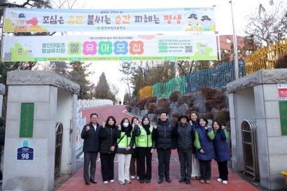 4-4. 이상일 용인특례시장은 18일 용인대일초 교통지도봉사에 참여했다.JPG