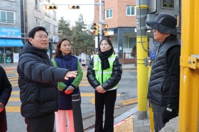 4-3. 이상일 용인특례시장은 18일 용인대일초 교통지도봉사에 참여했다.JPG