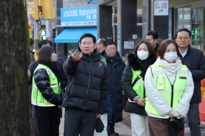 4-1. 이상일 용인특례시장은 18일 용인대일초 교통지도봉사에 참여했다.JPG