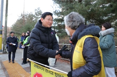 4-2. 이상일 용인특례시장은 18일 용인대일초 교통지도봉사에 참여했다.JPG