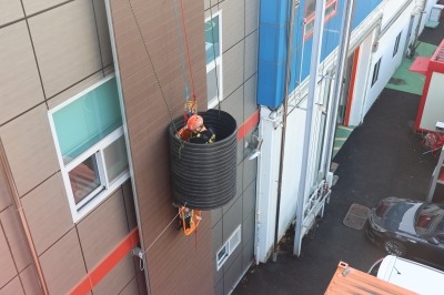 [크기변환]관련 사진(구조대상자를 좁은 통로를 통과해 구조하는 훈련)(2).JPG