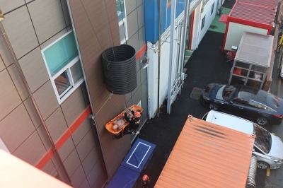 [크기변환]관련 사진(구조대상자를 좁은 통로를 통과해 구조하는 훈련)(1).JPG