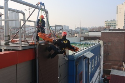 [크기변환]관련 사진(구조대상자를 좁은 통로를 통과해 구조하는 훈련)(3).JPG