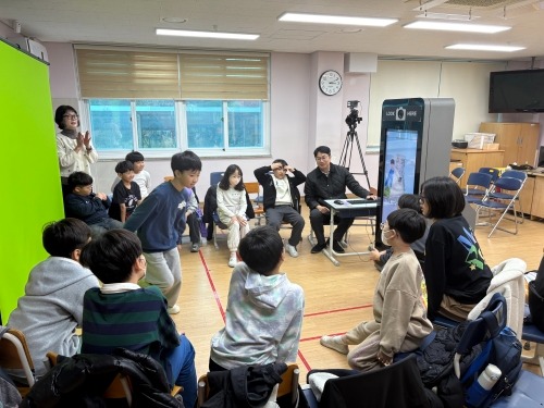 [크기변환](사진1) 용인시산업진흥원은 용인교육지원청 및 신월초등학교와 함께 늘봄학교를 연계하여 AR 및 XR 기술을 활용한 ‘숏폼 영상 크리에이터 아카데미’를 운영했다고 밝혔다(용인시산업진흥원 제공).jpg