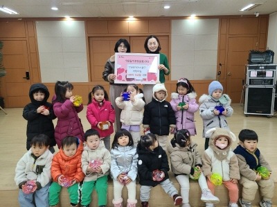 [크기변환]251218(상현1동)_금호키즈스쿨어린이집이 이웃돕기 성금을 기탁했다..jpeg