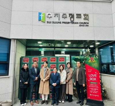 [크기변환]251218(풍덕천1,2동)_수정교회가 생필품이 담긴 꾸러미를 기탁했다..jpg