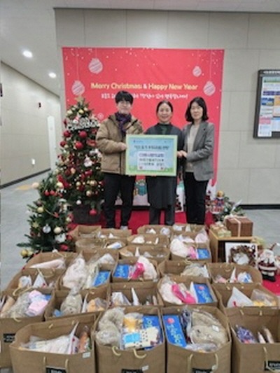 [크기변환][회전]251219_보도자료(서농동)_더원사랑의교회가 크리스마스 선물꾸러미를 이려운 이웃에게 전달했다..JPG