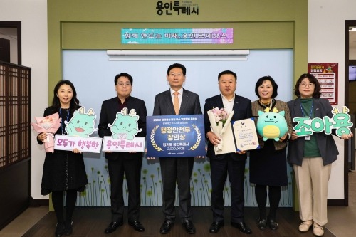 [크기변환]8. 이상일 용인특례시장과 직원들이 23일 시청 시장실에서 공유재산 분야 2관왕 달성 기념사진 촬영을 하고 있다..jpg