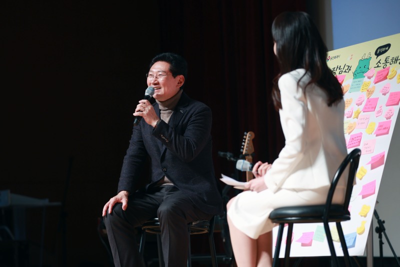 7-4. 이상일 용인특례시장은 22일 공직자를 위한 송년 감사음악회에서 직원들과 소통했다.jpg