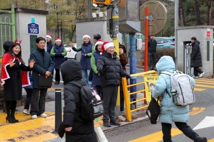 [크기변환]11-2. 이상일 용인특례시장이 24일 기흥구에 있는 독정초등학교에서 교통지도봉사를 하고 있다..JPG