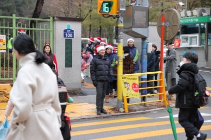 [크기변환]11-3. 이상일 용인특례시장이 24일 기흥구에 있는 독정초등학교에서 교통지도봉사를 하고 있다..JPG