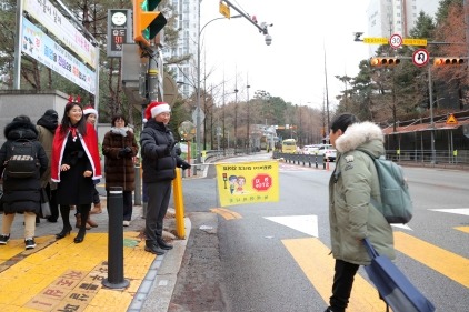 [크기변환]11-4. 이상일 용인특례시장이 24일 기흥구에 있는 독정초등학교에서 교통지도봉사를 하고 있다..JPG