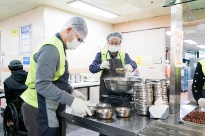 [크기변환]사진3. 용인특례시의회 의원들이 처인장애인복지관을 방문해 이용자들에게 배식 봉사를 하고 있다..JPG