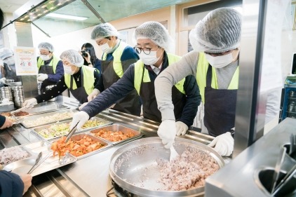 [크기변환]사진2. 용인특례시의회 의원들이 처인장애인복지관을 방문해 이용자들에게 배식 봉사를 하고 있다..JPG
